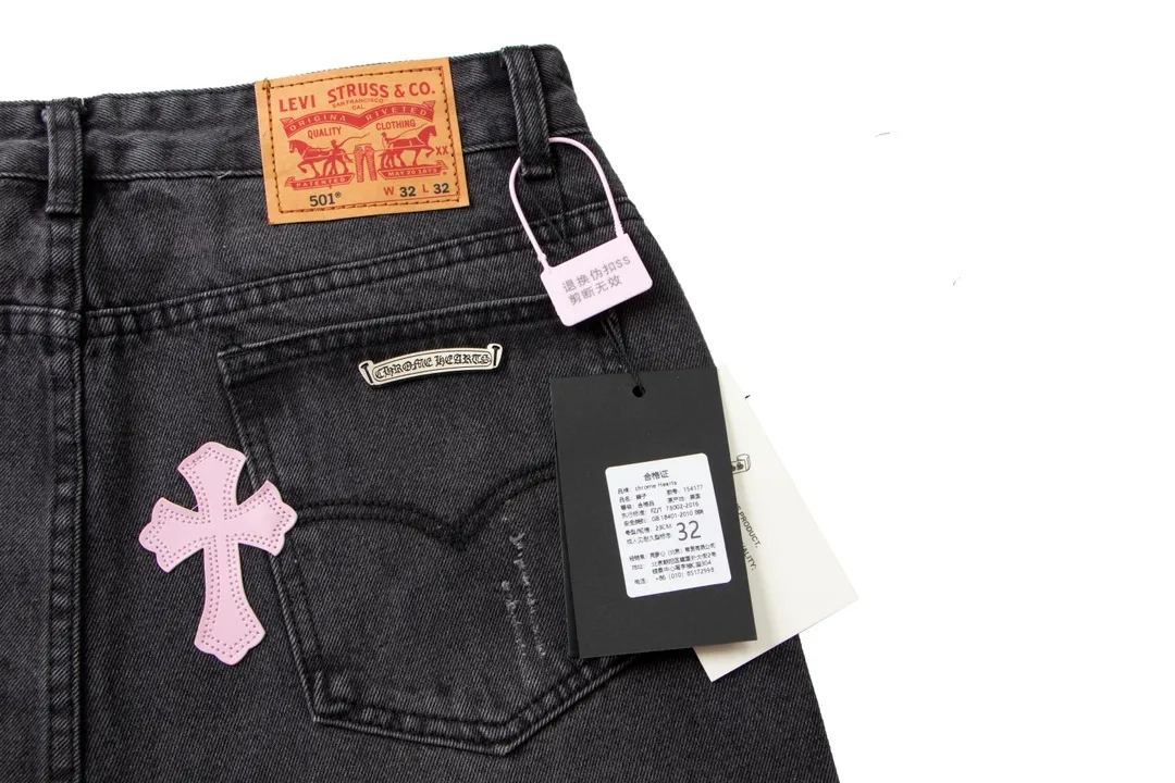 P206 [Next day] Chrome Heart cross patchwork leather jeans Top heavy washing process Calfskin laser cut cross Distressed silver hardware Straight version slimming the upper body High-end customized version Official guide price: ***** Color: Black patchwork pink Size: 28 30 32 34 (s-XL) Detailed sizes can be found in Figure 9